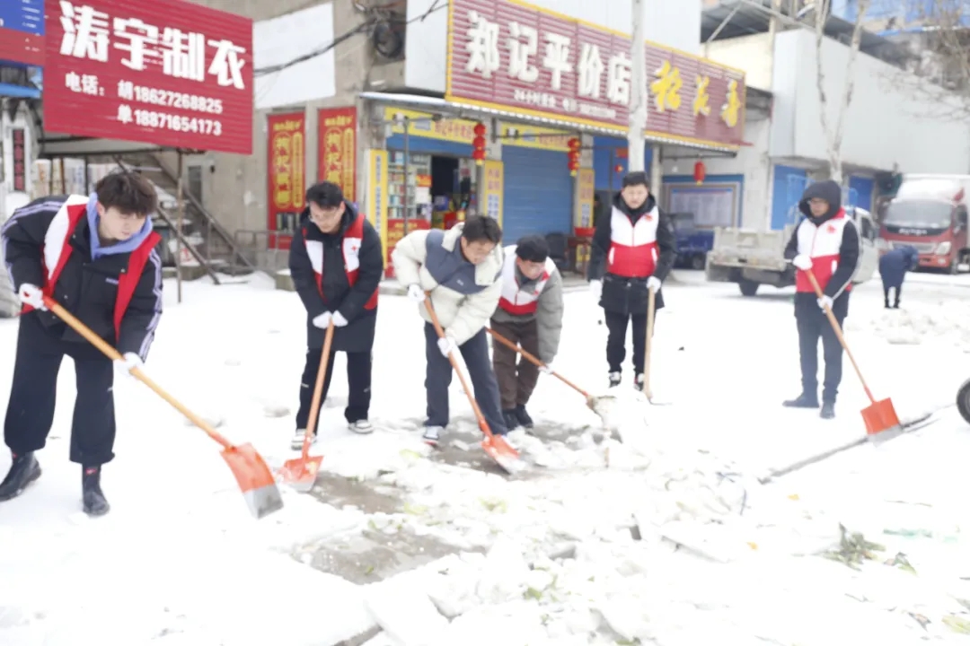 【以“雪”为令】领导带头共奋战 扫雪除冰保平安